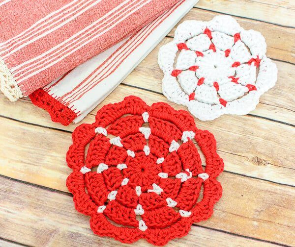 Free Crochet Potholder Pattern in 2 Sizes free crochet pattern by Petals to Picots