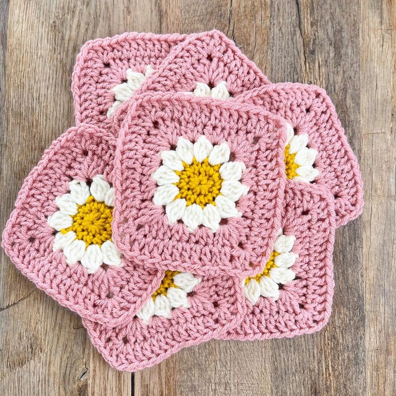 Chunky Daisy Granny Square free crochet pattern by Lexie Loves Stitching