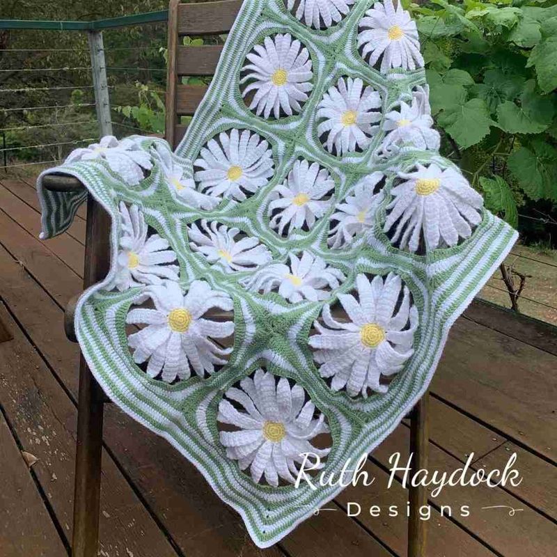 Giant Daisy Granny Square free crochet pattern by Ruth Haydock