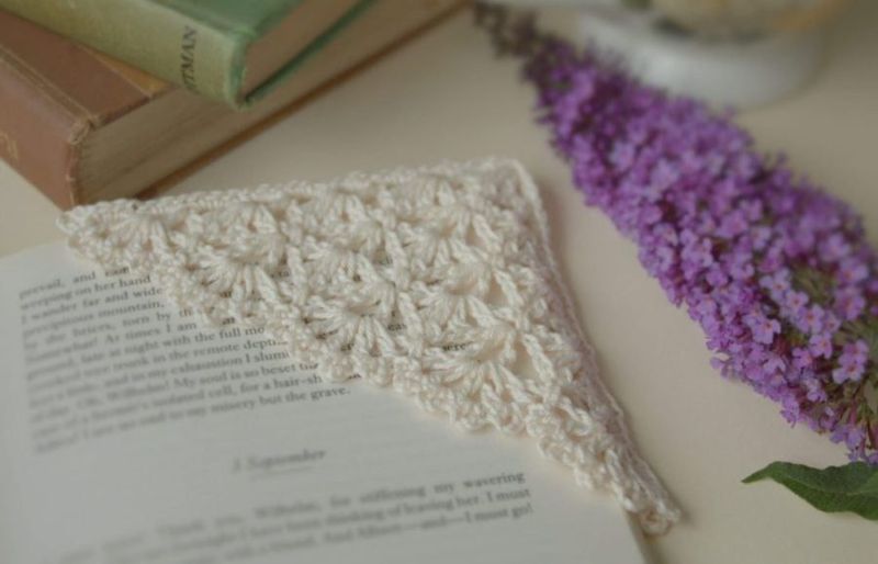 Lotte Lace Corner Bookmark free crochet pattern by Veronika Cromwell